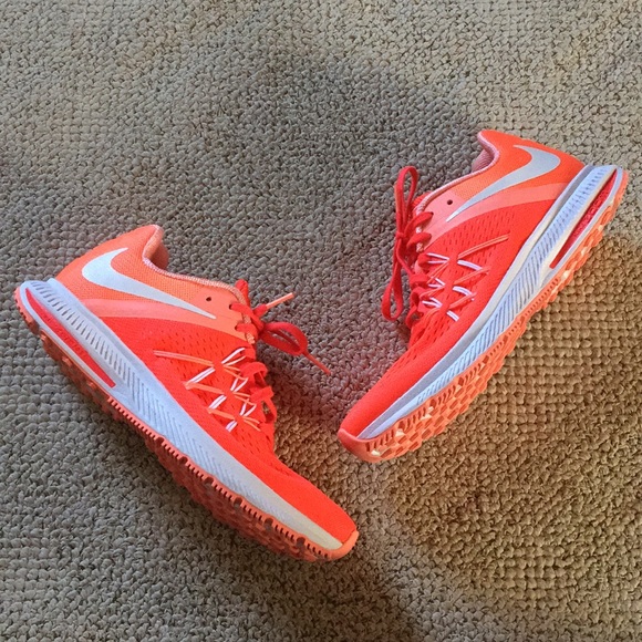 Nike Shoes - EUC Nike zoom sneakers